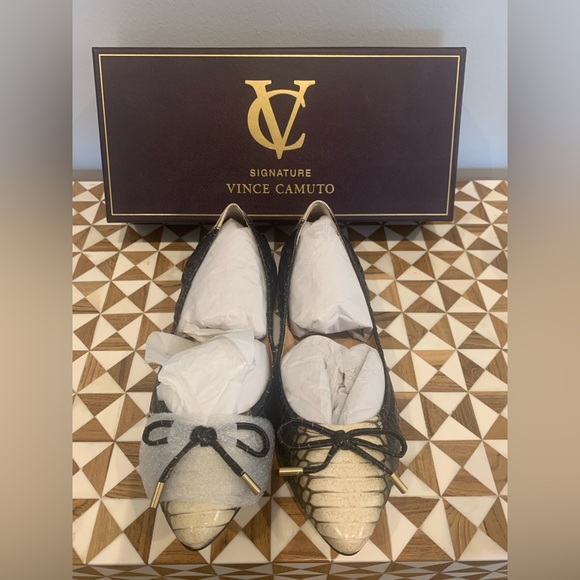 NIB Vince Camuto Signature VI- Chelsie Black-White Pepe Snake Flats - Picture 1 of 10